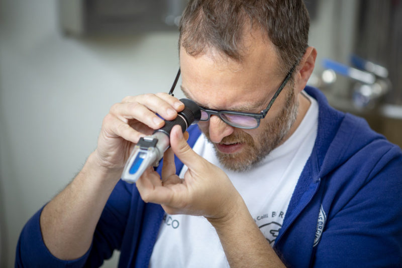 birraio al lavoro misurazione del grado plato