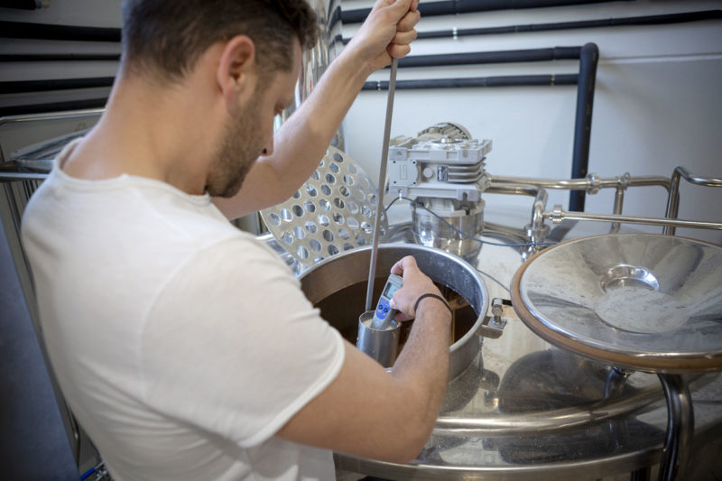 misurazione PH mosto foto impianto di produzione