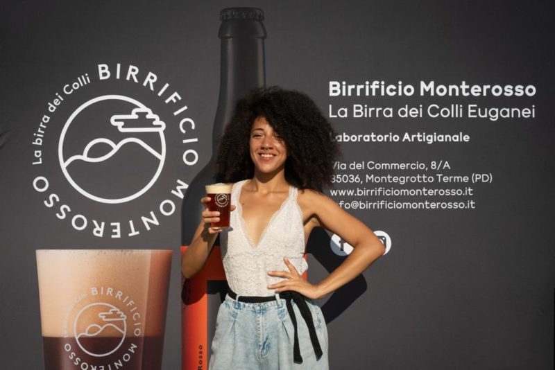 Craft beer and girl Birra & estate